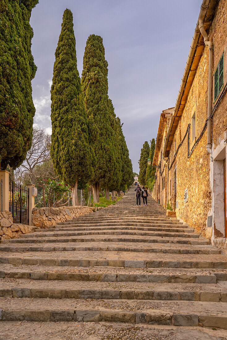 Blick auf die Kalvarienberg-Treppe und die Kalvarienberg-Kapelle in der Altstadt von Pollenca, Pollenca, Mallorca, Balearische Inseln, Spanien, Mittelmeer, Europa