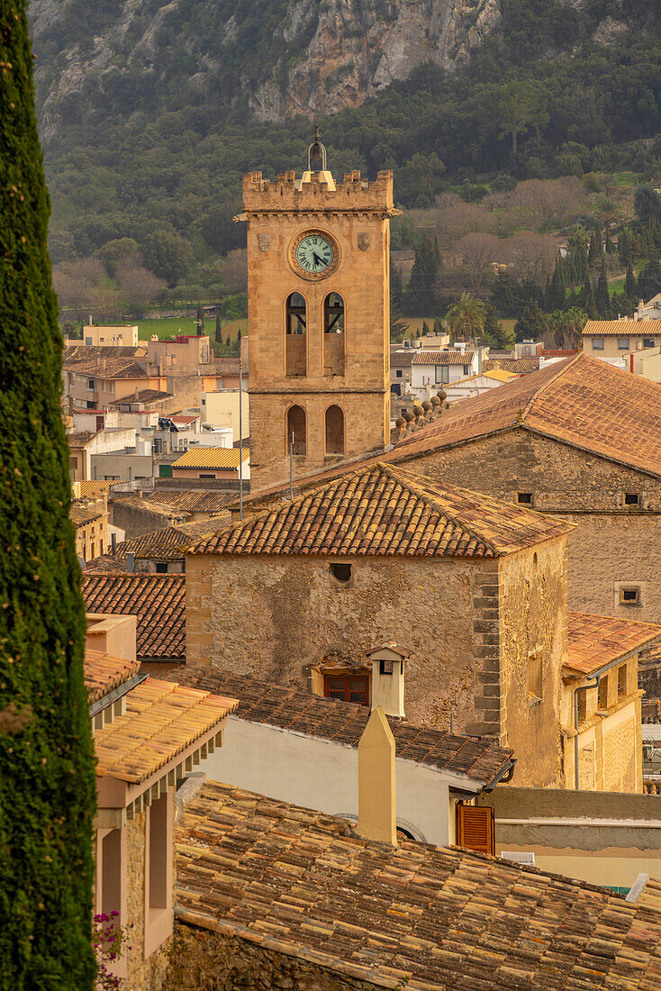 Blick auf Kirchturmuhr und Dächer in der Altstadt von Pollenca, Pollenca, Mallorca, Balearen, Spanien, Mittelmeer, Europa
