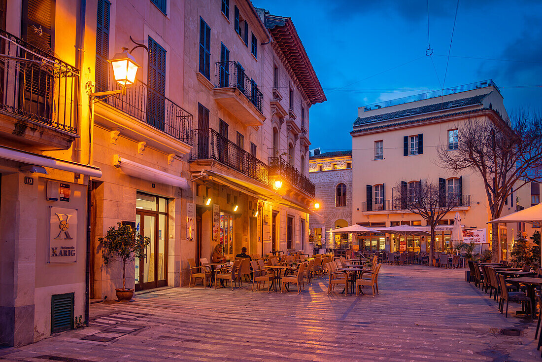 Essen im Freien auf einem Platz in der Altstadt von Alcudia in der Abenddämmerung, Alcudia, Mallorca, Balearische Inseln, Spanien, Mittelmeer, Europa
