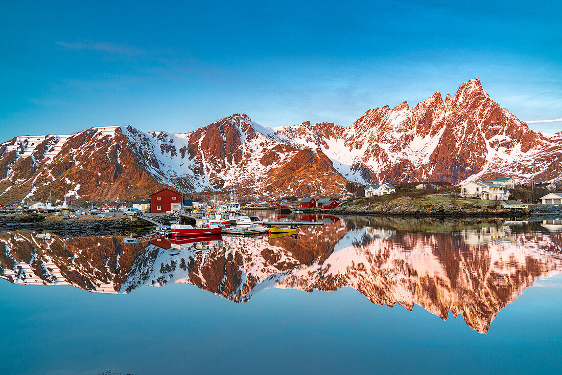 Berge spiegeln sich im kalten Meer bei Sonnenaufgang, Ballstad, Vestvagoy, Lofoten, Norwegen, Skandinavien, Europa