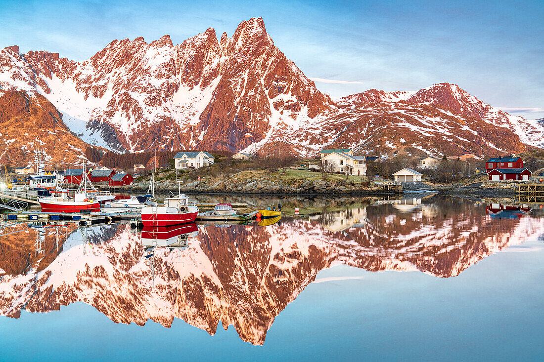 Fischerboote und schneebedeckte Berge, die sich bei Sonnenaufgang im Fjord spiegeln, Ballstad, Vestvagoy, Lofoten, Norwegen, Skandinavien, Europa
