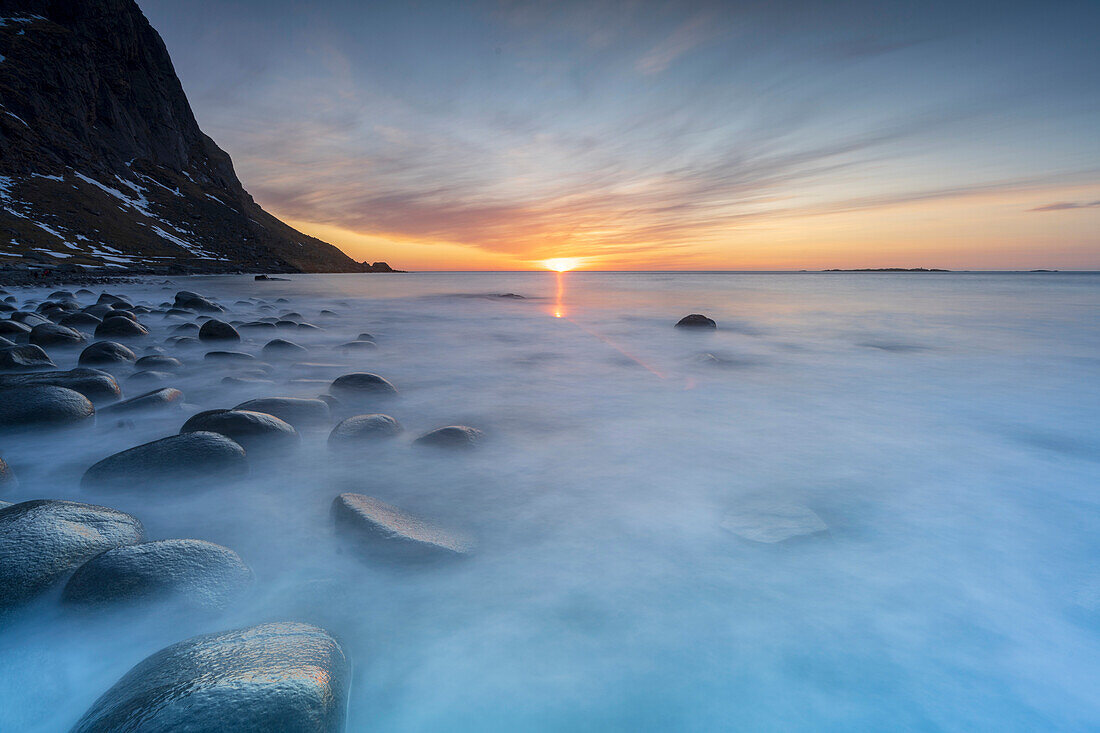 Strand von Uttakleiv bei Sonnenuntergang, Vestvagoy, Bezirk Nordland, Lofoten, Norwegen, Skandinavien, Europa