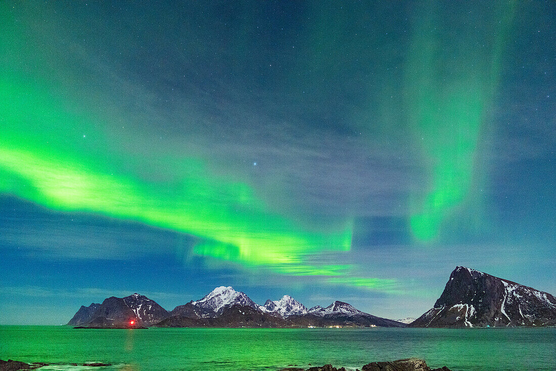 Sternenhimmel mit Aurora Borealis (Nordlicht) über Bergen und kaltem Meer, Myrland, Leknes, Vestvagoy, Lofoten Inseln, Norwegen, Skandinavien, Europa