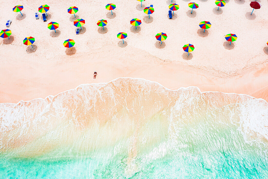 Luftaufnahme einer Frau beim Sonnenbaden an einem tropischen Strand, Antigua, Westindien, Karibik, Mittelamerika