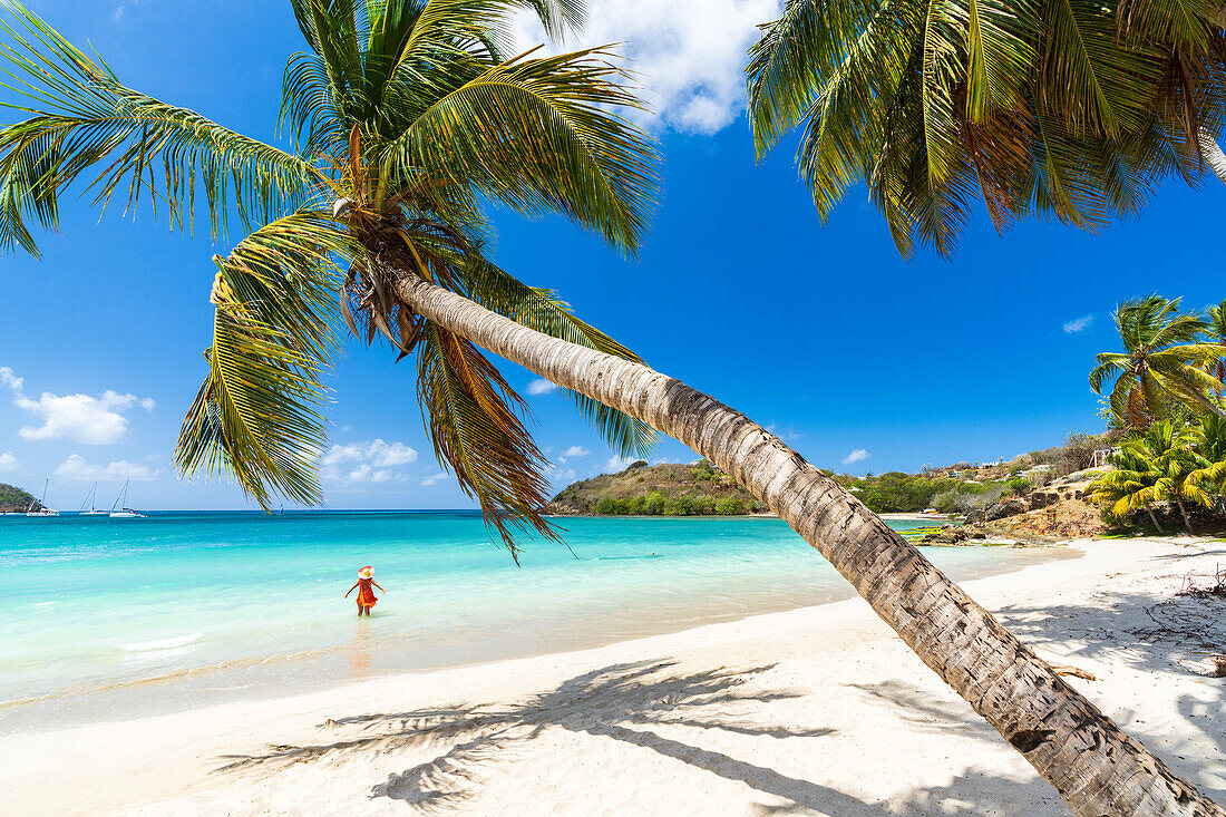 Fröhliche Frau beim Sonnenbaden im kristallklaren karibischen Meer, Antigua, Leeward Islands, Westindische Inseln, Karibik, Mittelamerika
