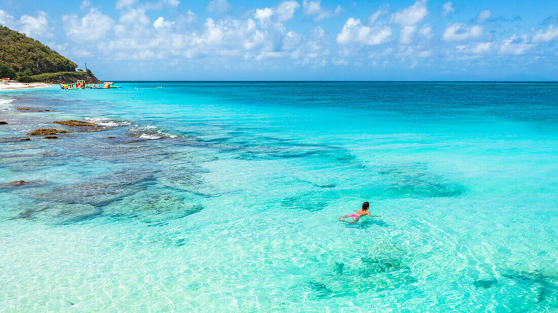 Schöne Frau genießt das Schwimmen im kristallklaren Karibischen Meer, Antigua, Antigua und Barbuda, Leeward-Inseln, Westindien, Karibik, Mittelamerika