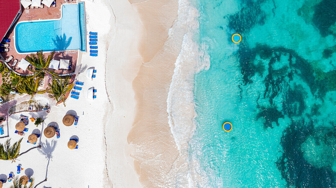 Luftaufnahme eines Luxusresorts mit Swimmingpool an einem tropischen Strand, Antigua, Leeward Islands, Westindien, Karibik, Mittelamerika