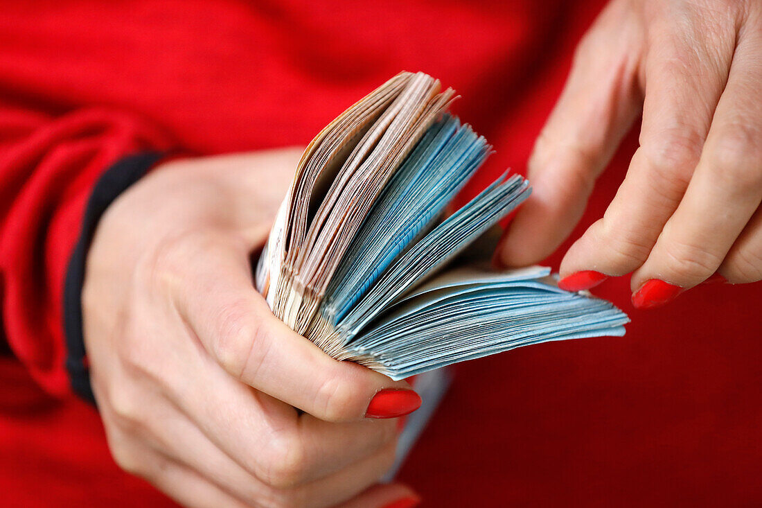 Weibliche Hand mit einer Menge Euro-Banknoten, Konzept von Reichtum, Erfolg, Gier und Korruption, Geldgier, Frankreich, Europa