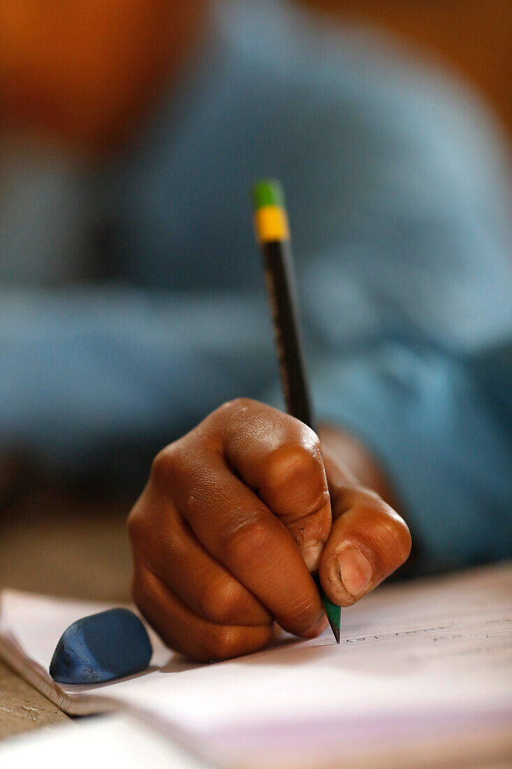 Grundschule, Junge im Klassenzimmer, Nahaufnahme auf Bleistift, Konzept von Bildung und Schulleben, Kathmandu, Nepal, Asien