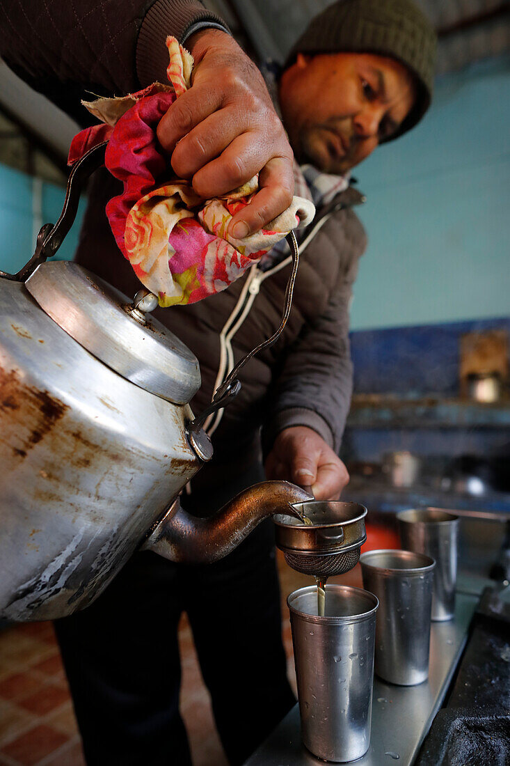 Einschenken von traditionellem nepalesischem Tee, Charikot, Nepal, Asien