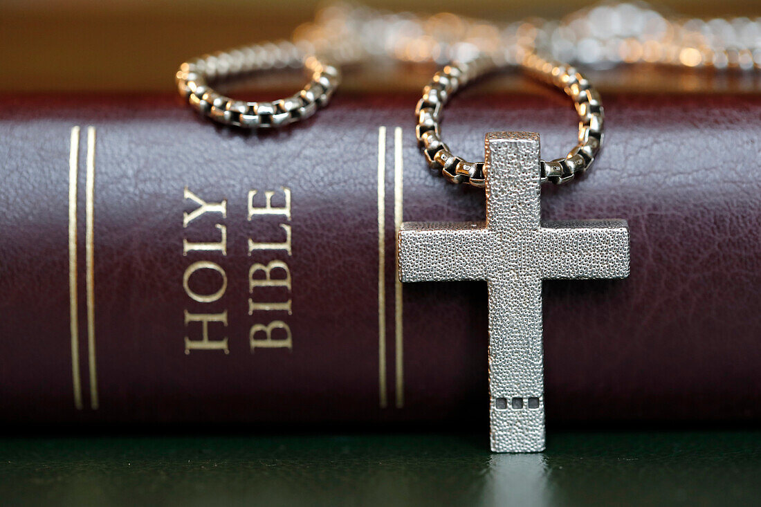 Heiliges Bibelbuch mit einem christlichen Kreuz, Symbol des Christentums, Yonne, Frankreich, Europa