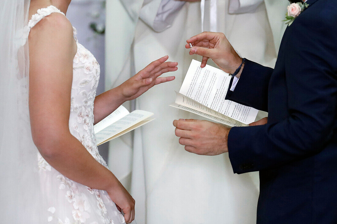 Hochzeitszeremonie in einer katholischen Kirche, Austausch von Eheringen, Frankreich, Europa