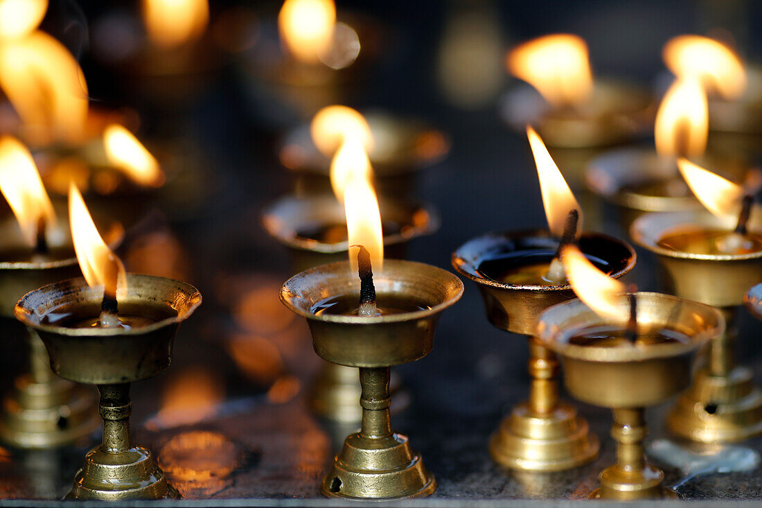 Brennende Öllampen (Butterlampen) in einem Hindu-Tempel, Kathmandu, Nepal, Asien
