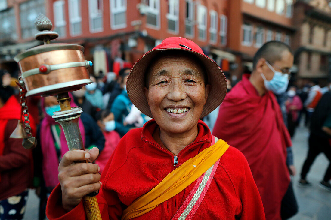Buddhistischer Mönch auf einer Pilgerreise um den Bodhnath-Stupa, Kathmandu, Nepal, Asien