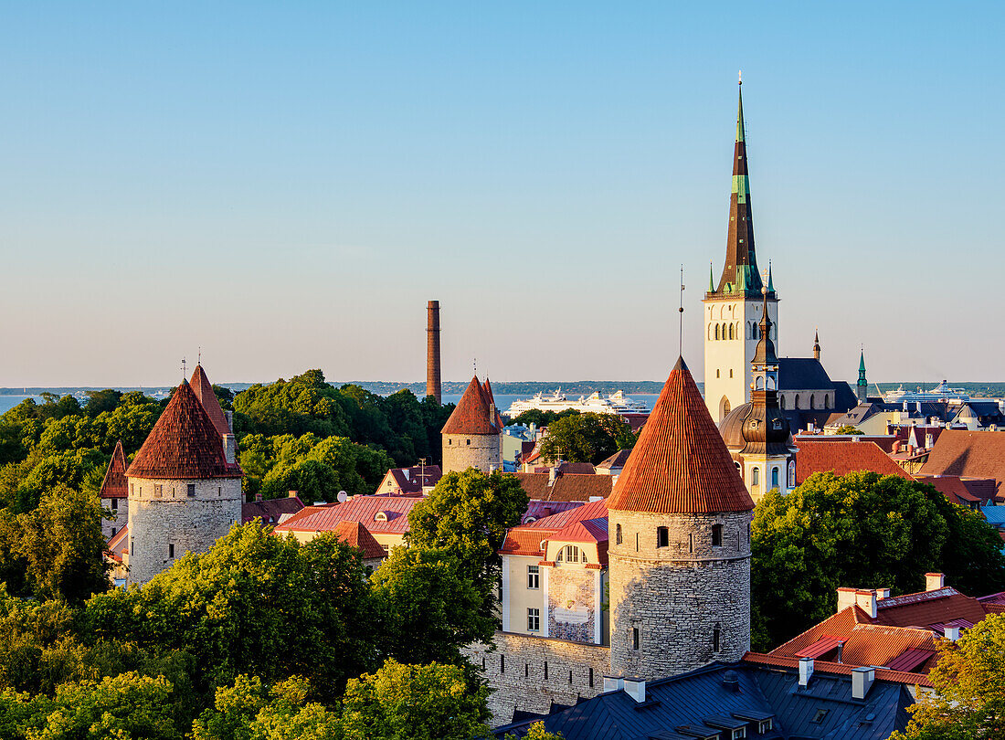 Blick über die Altstadt auf die St. Olafs-Kirche bei Sonnenuntergang, UNESCO-Welterbe, Tallinn, Estland, Europa