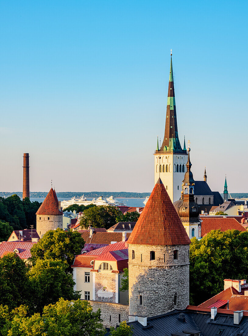 Blick über die Altstadt auf die St. Olafs-Kirche bei Sonnenuntergang, UNESCO-Welterbe, Tallinn, Estland, Europa