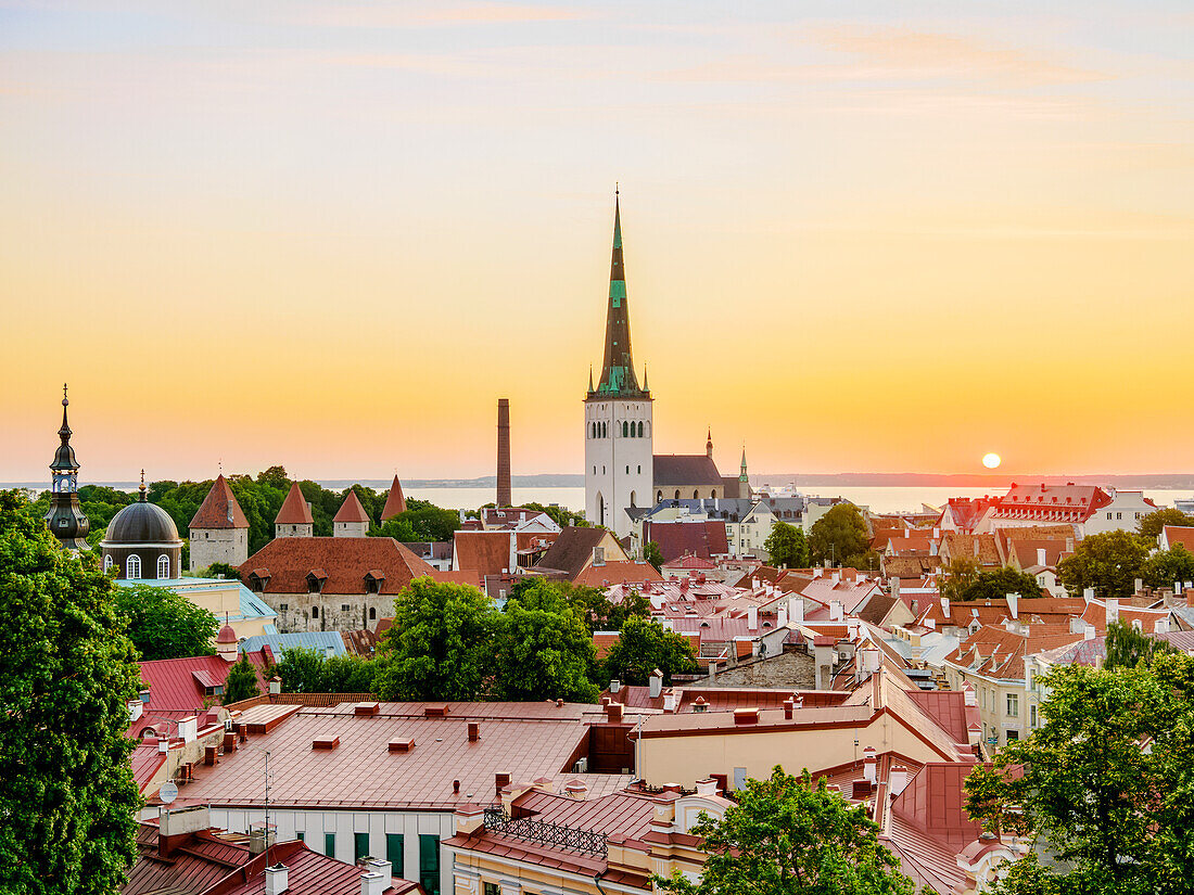 Blick über die Altstadt auf die St. Olafs-Kirche bei Sonnenaufgang, UNESCO-Weltkulturerbe, Tallinn, Estland, Europa