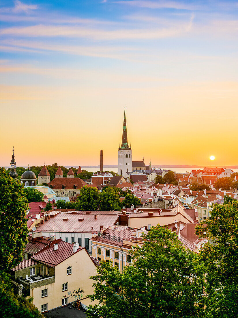 Blick über die Altstadt auf die St. Olafs-Kirche bei Sonnenaufgang, UNESCO-Weltkulturerbe, Tallinn, Estland, Europa