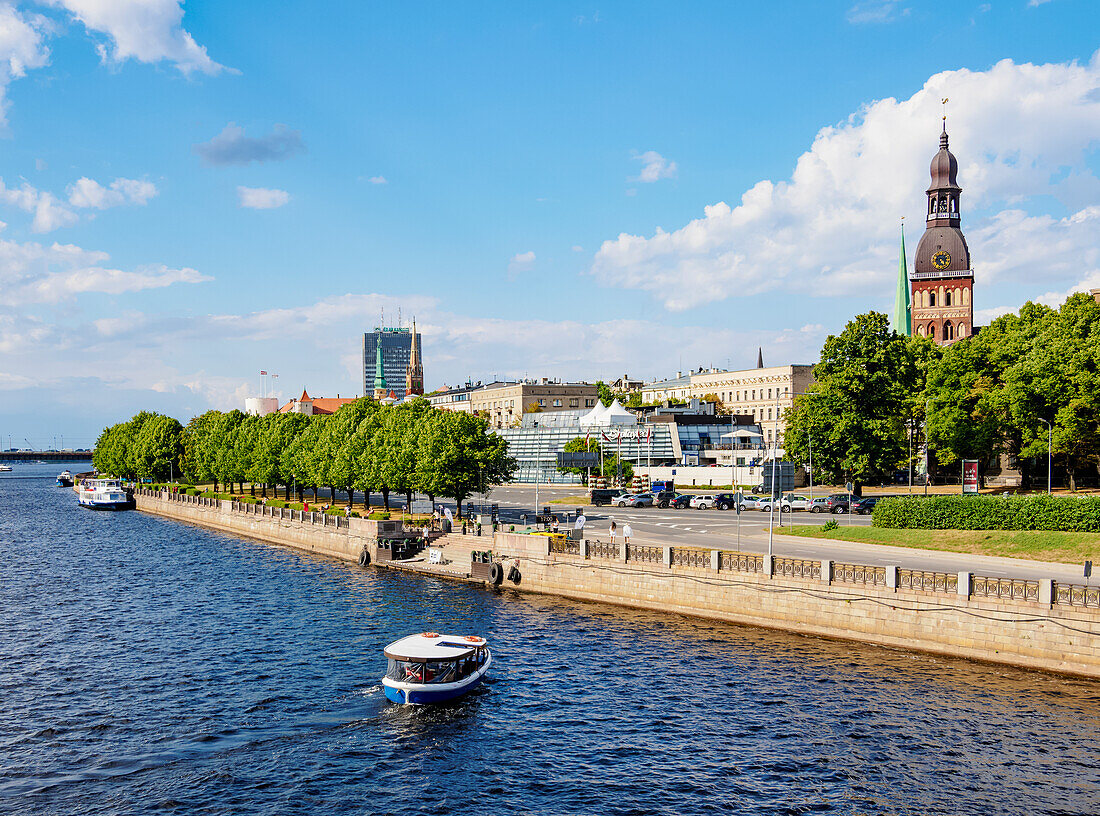 Blick über die Daugava auf die Kathedrale der Heiligen Maria (Dom), Riga, Lettland, Europa