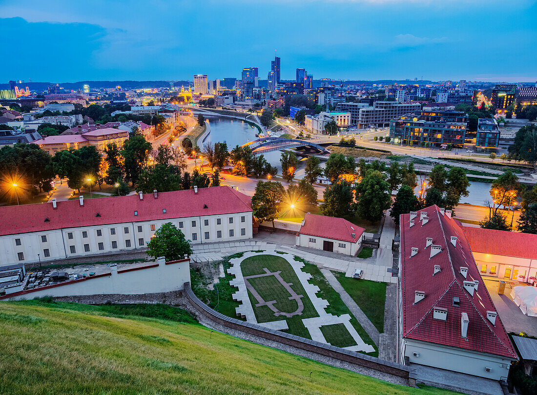 Blick über die Neris in Richtung Snipiskes, Neues Stadtzentrum, Dämmerung, Vilnius, Litauen, Europa