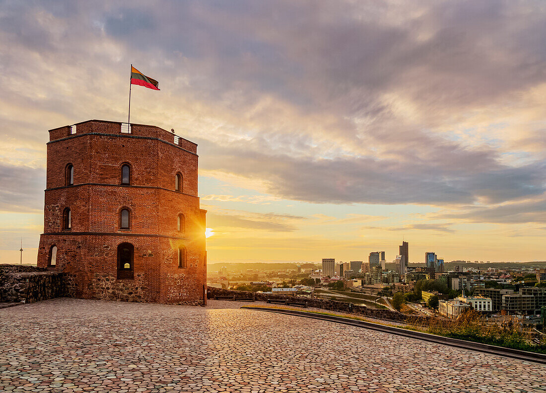 Gediminas-Turm bei Sonnenuntergang, Vilnius, Litauen, Europa