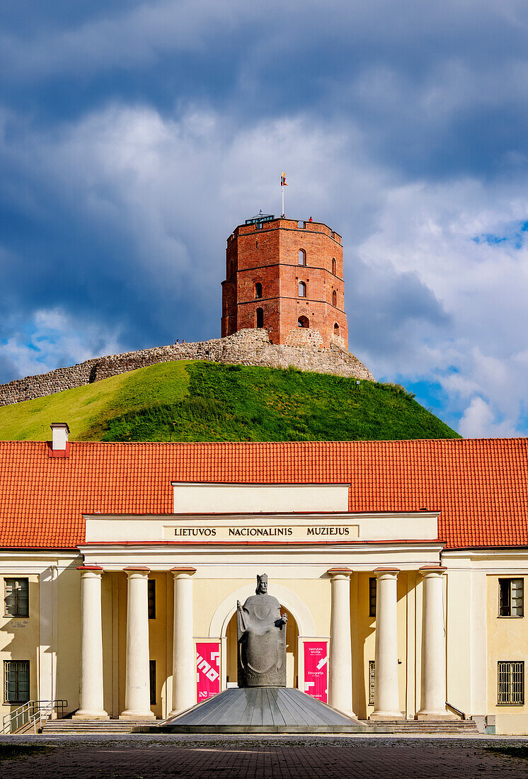 Denkmal für König Mindaugas vor dem Neuen Arsenal und dem Nationalmuseum von Litauen und dem Gediminas-Turm, Vilnius, Litauen, Europa