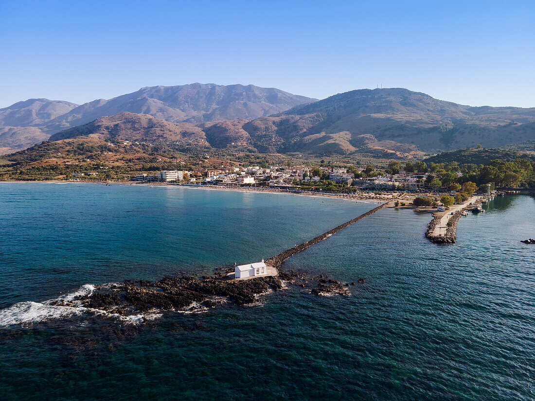 Drohnenaufnahme mit Badegästen in Georgioupoli, mit Meeresboden und Sonnenschirmen, Kreta, Griechische Inseln, Griechenland, Europa