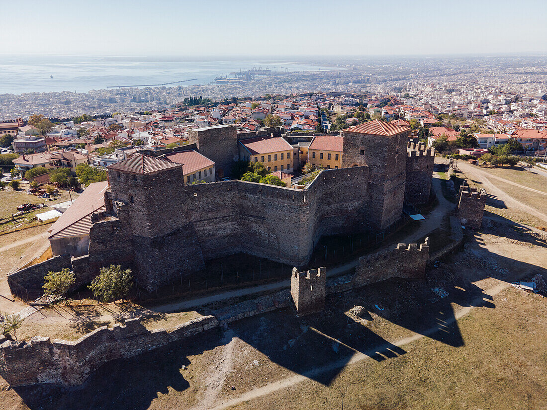Drohnenansicht der byzantinischen Festung Heptapyrgion mit Türmen und Basteien, Thessaloniki, Griechenland, Europa