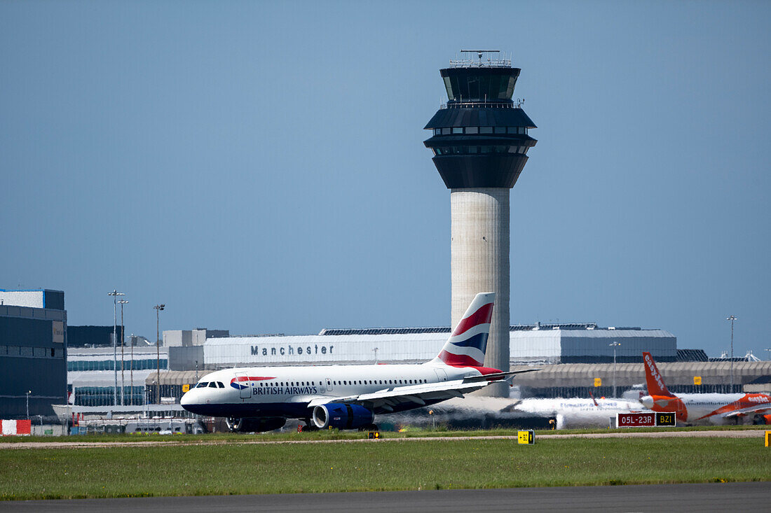 British Airways Flugzeug bei der Landung auf dem Flughafen Manchester, Manchester, England, Vereinigtes Königreich, Europa