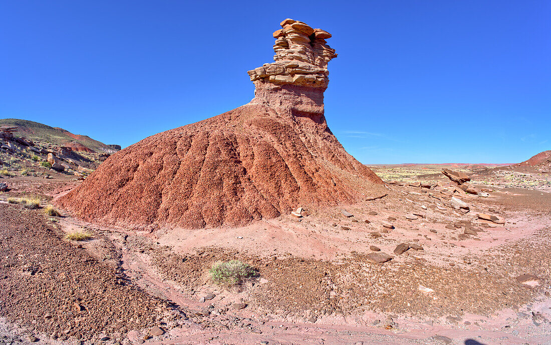 Formation namens Chinde Rock unterhalb des Chinde Point im Petrifed Forest National Park, Arizona, Vereinigte Staaten von Amerika, Nordamerika