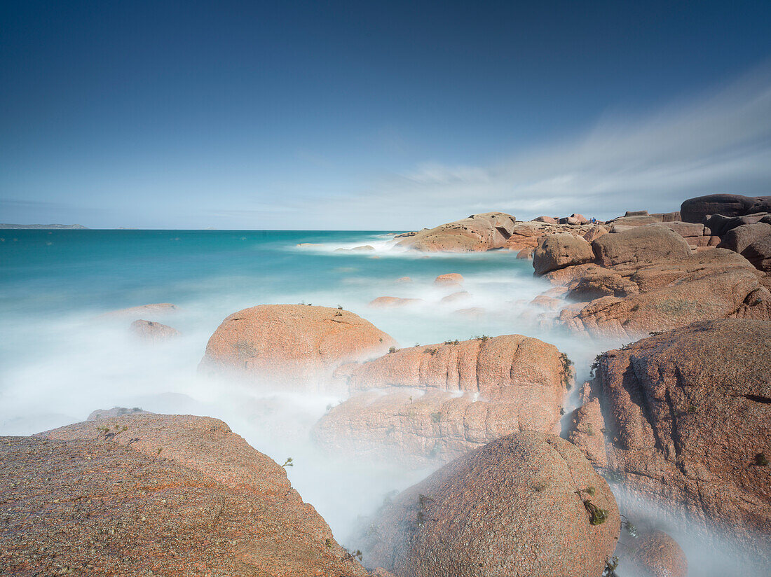 Langzeitbelichtung von Wasser und Klippen an der Cote de Granit Rose, Bretagne, Frankreich, Europa