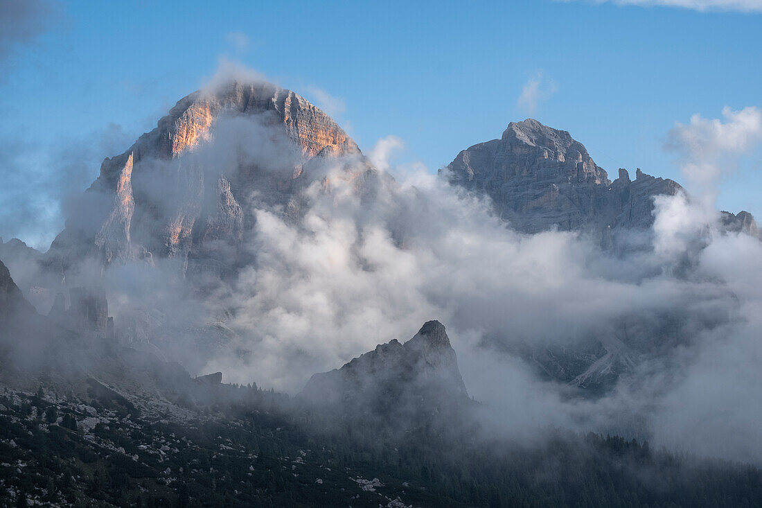 Tofane bei Sonnenaufgang mit tief hängenden Wolken und blauem Himmel, Dolomiten, Venetien, Italien, Europa