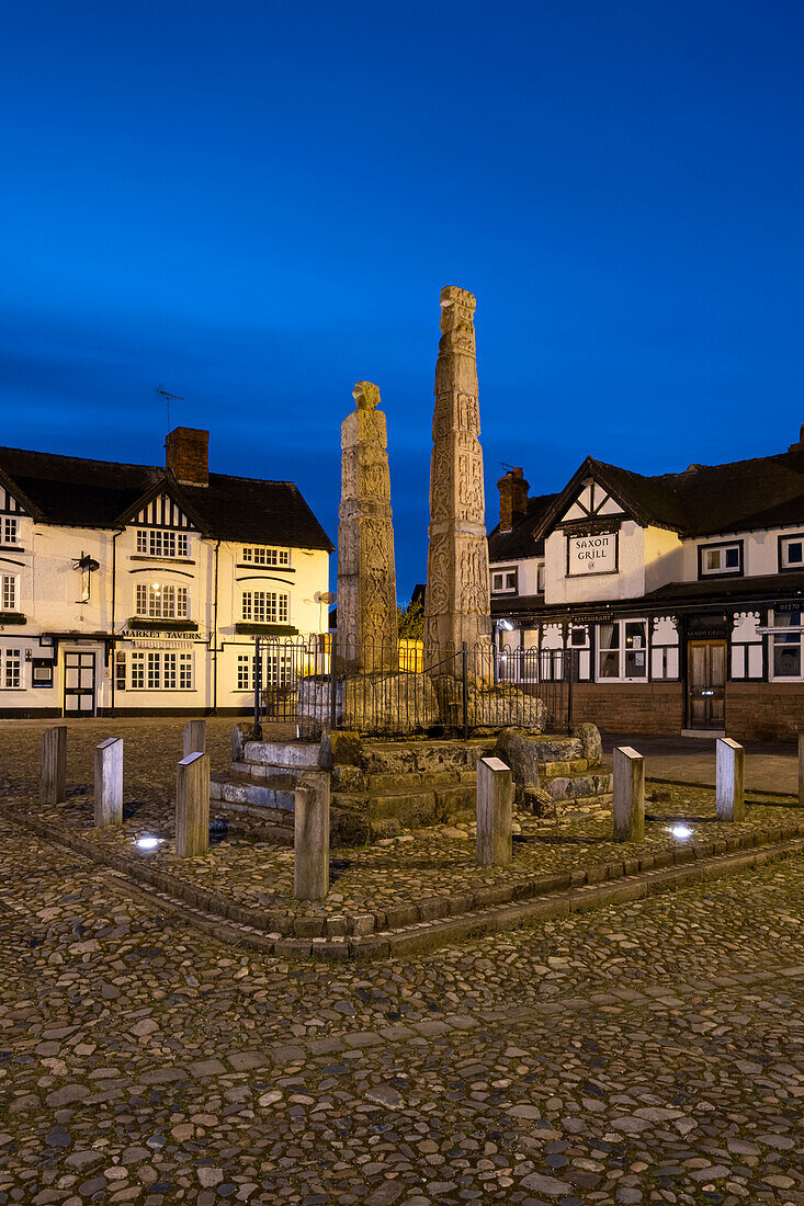 Die alten sächsischen Kreuze auf dem Marktplatz bei Nacht, Sandbach, Cheshire, England, Vereinigtes Königreich, Europa