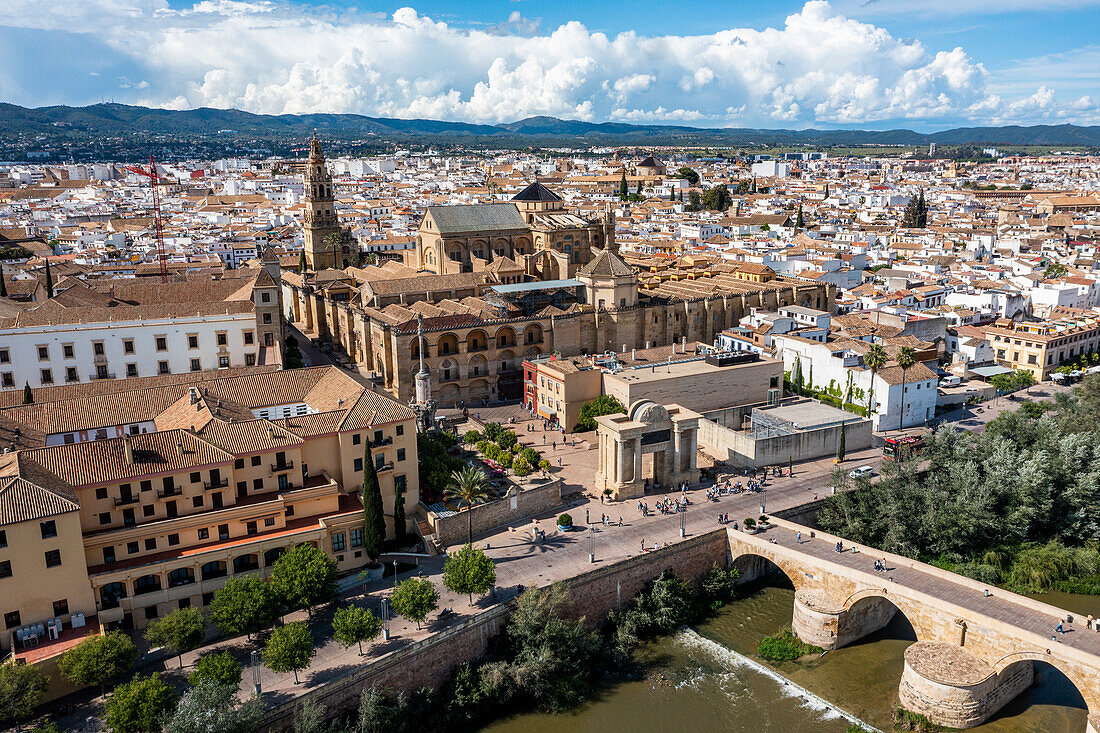 Luftaufnahme der historischen römischen Brücke und der Mezquita, UNESCO-Weltkulturerbe, Córdoba, Andalusien, Spanien, Europa