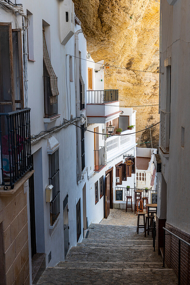In Felsüberhänge gebaute Behausungen über dem Rio Guadalporcun, Setenil de las Bodegas, Andalusien, Spanien, Europa