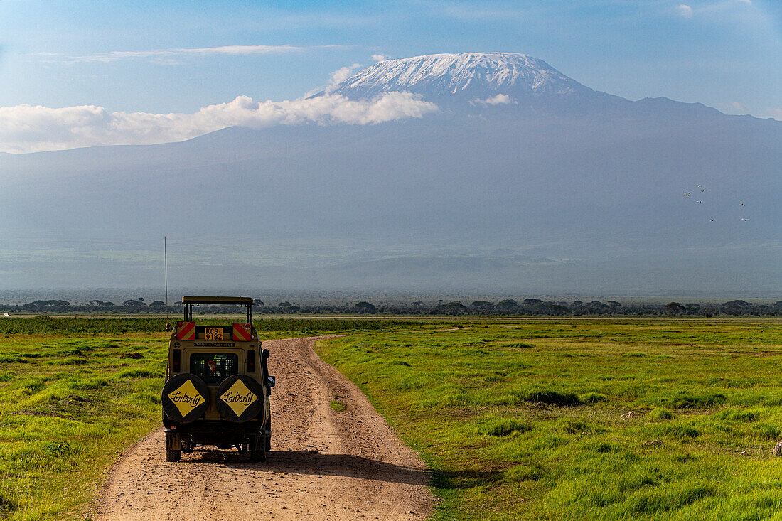 Jeep in front of Mount Kilimanjaro, Amboseli National Park, Kenya, East Africa, Africa