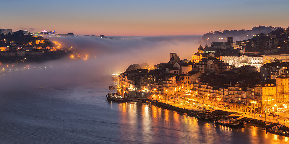 Porto bei Sonnenuntergang mit einfallendem Meeresnebel, Porto, Portugal, Europa