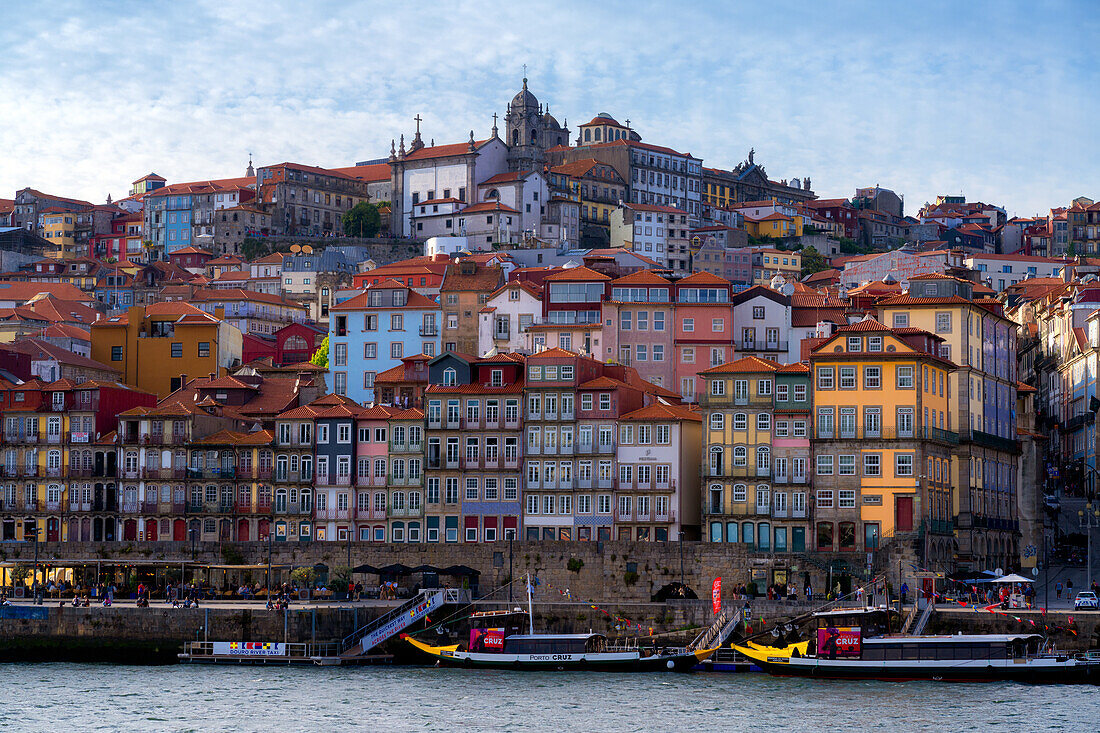 Blick über den Fluss Douro auf den Stadtteil Ribeira in Porto, UNESCO-Weltkulturerbe, Porto, Portugal, Europa