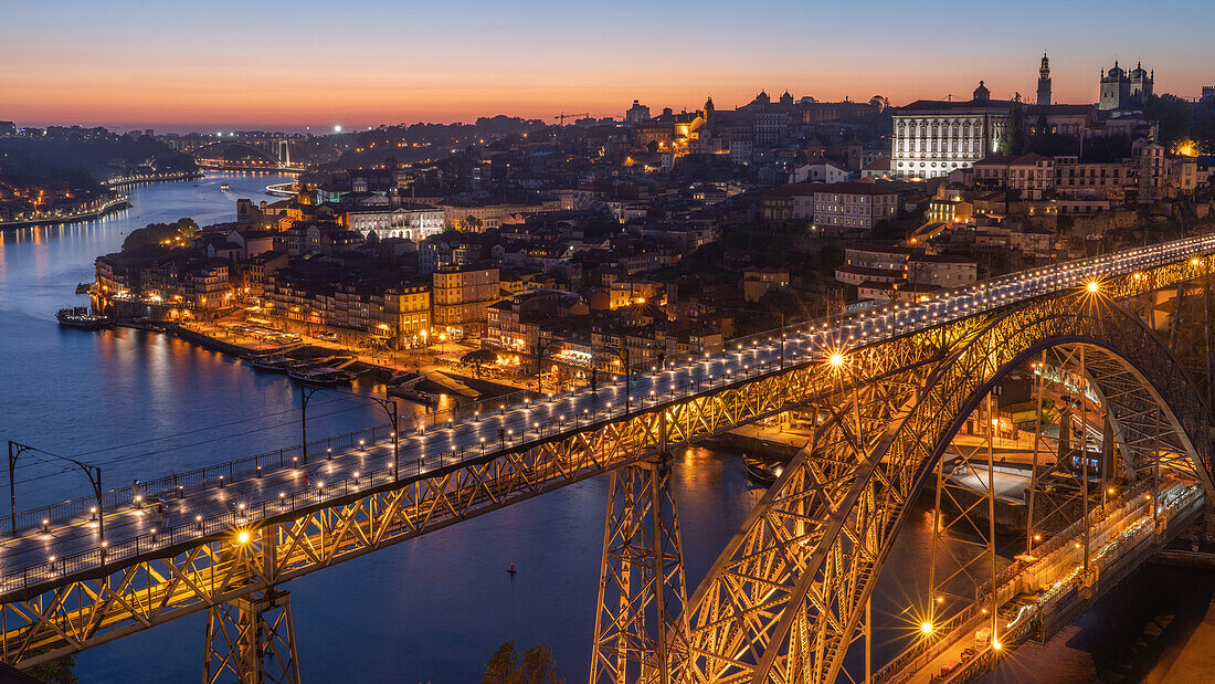 Porto mit der Brücke Ponte Dom Luis I über den Fluss Douro bei Nacht, Porto, Portugal, Europa
