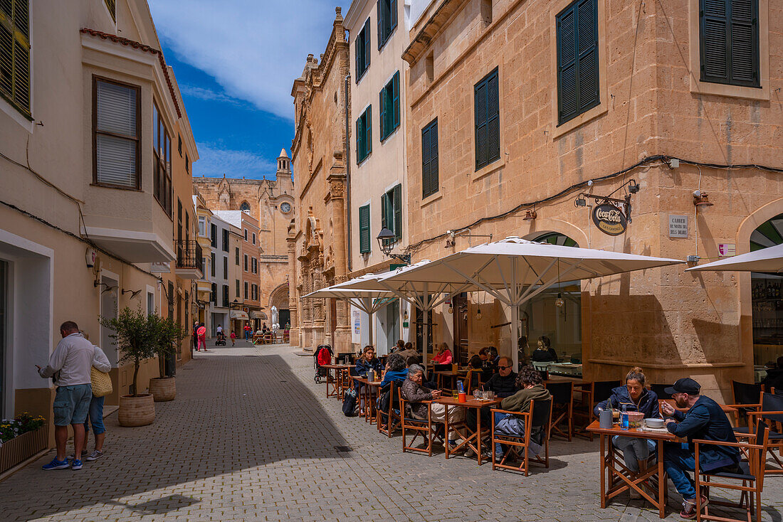Blick auf ein Straßencafé und die Kathedrale im Hintergrund, Ciutadella, Menorca, Balearische Inseln, Spanien, Mittelmeer, Europa