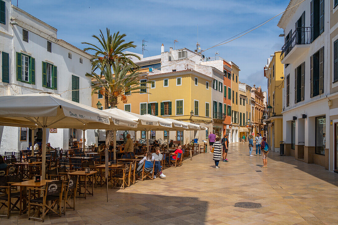 Blick auf Restaurant und Café auf einem kleinen Platz im historischen Zentrum, Ciutadella, Menorca, Balearen, Spanien, Mittelmeer, Europa