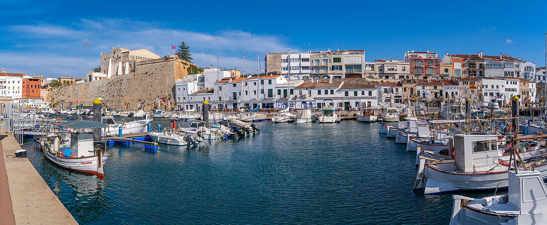 Blick auf Boote im Yachthafen mit Blick auf weiß getünchte Häuser, Ciutadella, Menorca, Balearen, Spanien, Mittelmeer, Europa