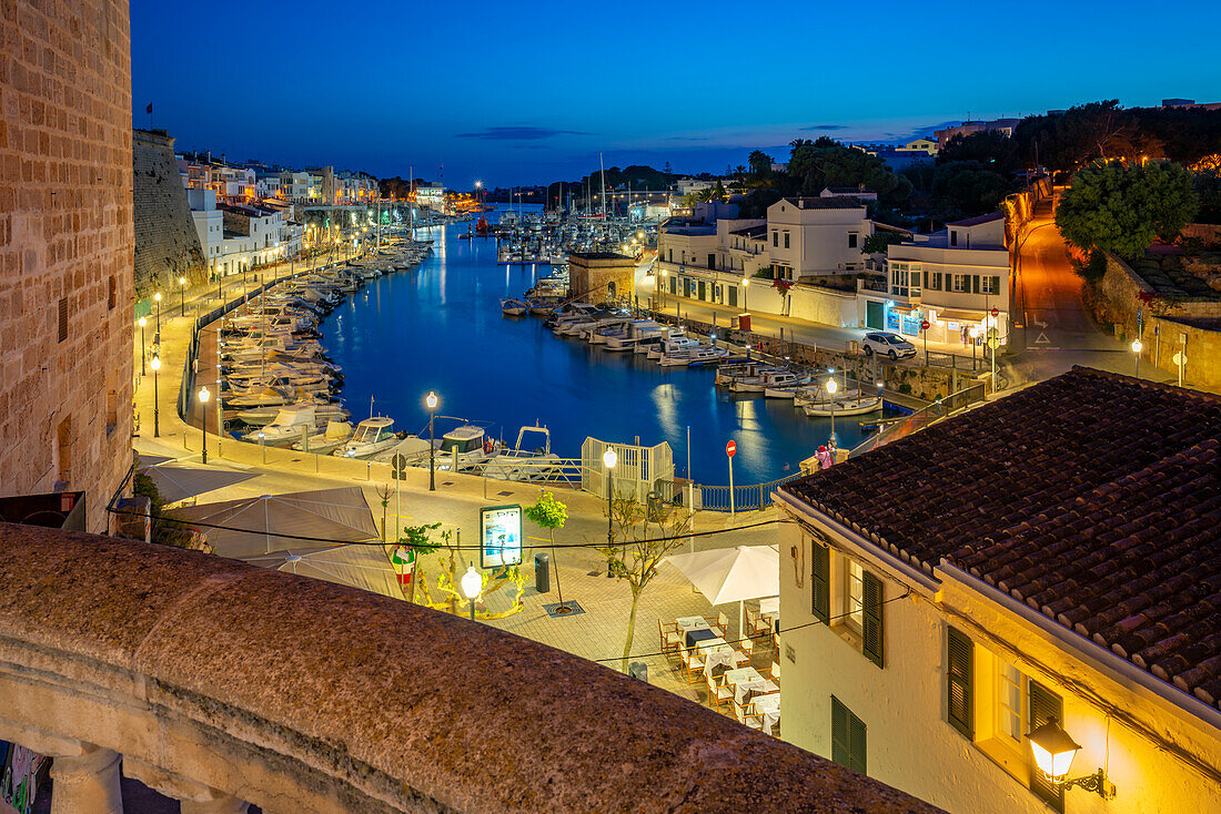 Blick auf den Yachthafen in der Abenddämmerung von erhöhter Position aus, Ciutadella, Menorca, Balearen, Spanien, Mittelmeer, Europa