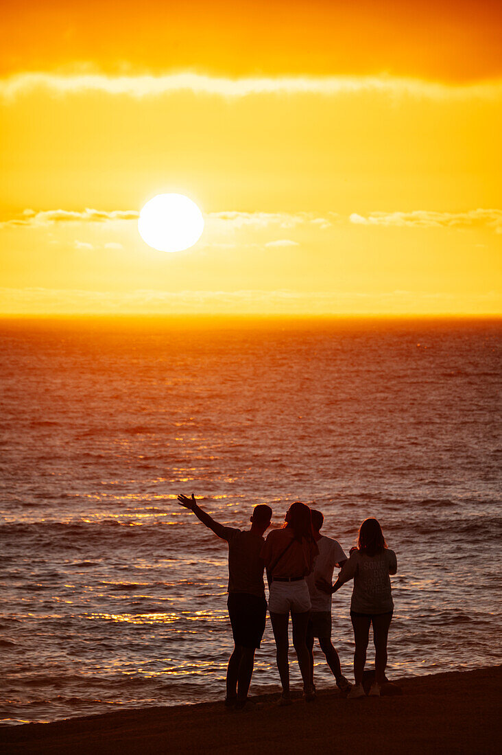 Menschen beobachten den Sonnenuntergang, Camps Bay, Kapstadt, Westkap, Südafrika, Afrika
