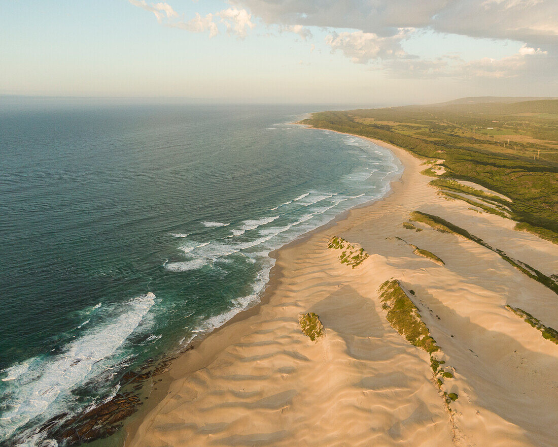 Luftaufnahme von Sardinia Bay Beach, Ostkap, Südafrika, Afrika