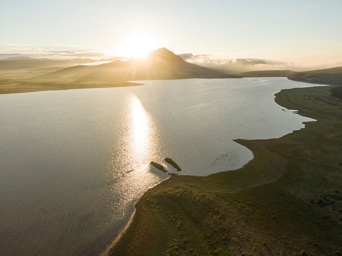 Luftaufnahme des Nqweba-Damms bei Sonnenaufgang, Graaff-Reinet, Ostkap, Südafrika, Afrika