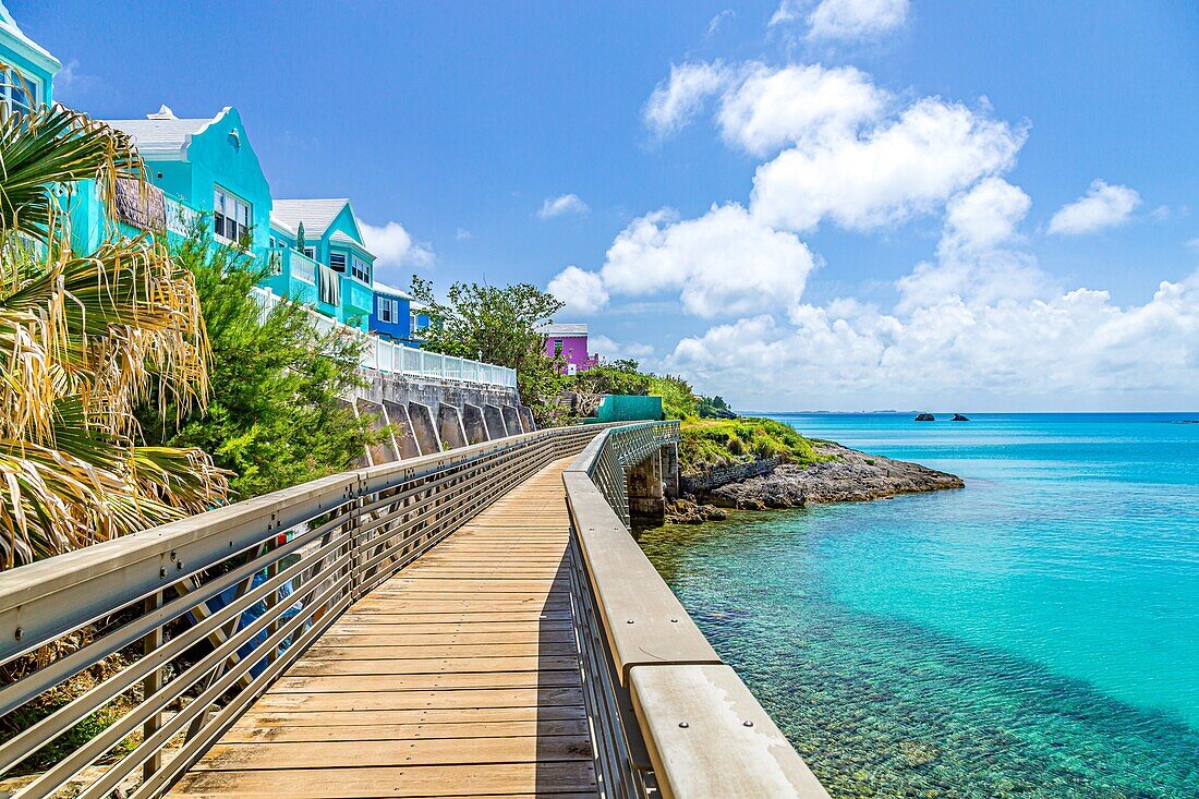 Eine Fußgängerbrücke auf dem Railway Trail Fußweg in Bailey's Bay an der Nordküste, Bermuda, Atlantik, Mittelamerika