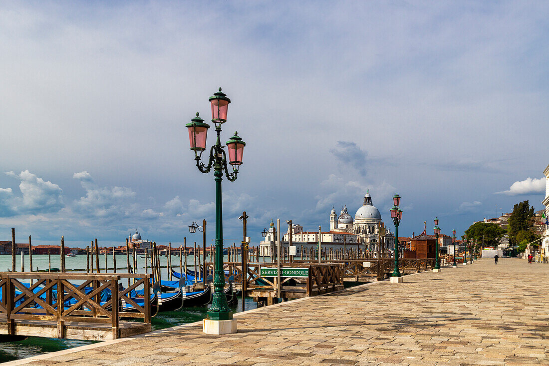 Die Riva degli Schiavoni mit typischen grünen Straßenlaternen und Gondelanlegestellen, Venedig, UNESCO-Welterbe, Venetien, Italien, Europa