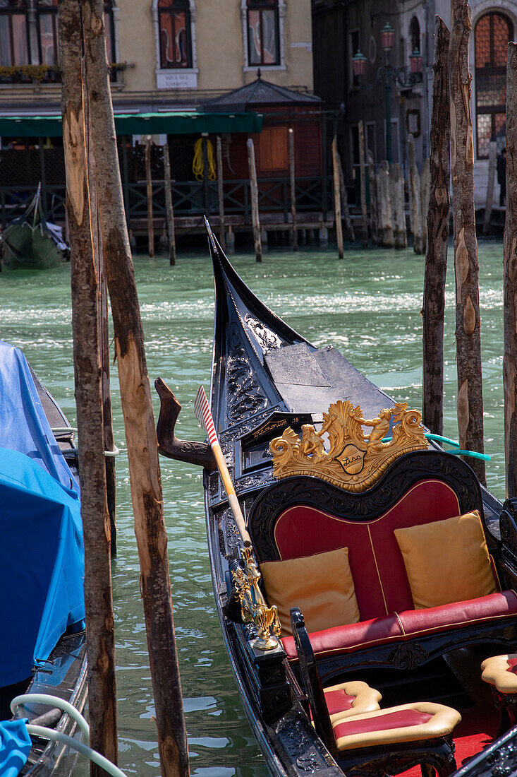 Gondel entlang eines Kanals, Venedig, UNESCO-Weltkulturerbe, Venetien, Italien, Europa