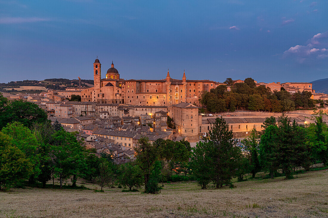 Das historische Zentrum von Urbino bei Sonnenuntergang, Palazzo Ducale di Urbino, UNESCO-Weltkulturerbe, Urbino, Marken, Italien, Europa
